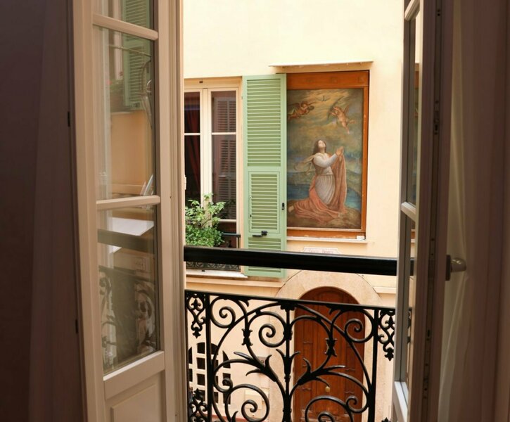 BEAUTIFUL 3-ROOM APARTMENT OF 80M2 COMPLETELY RENOVATED WITH TASTE
