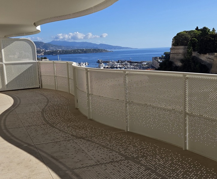 3 PIECES DANS LE NEUF AVEC VUE ROCHER PORT HERCULE ET FONTVIEILLE