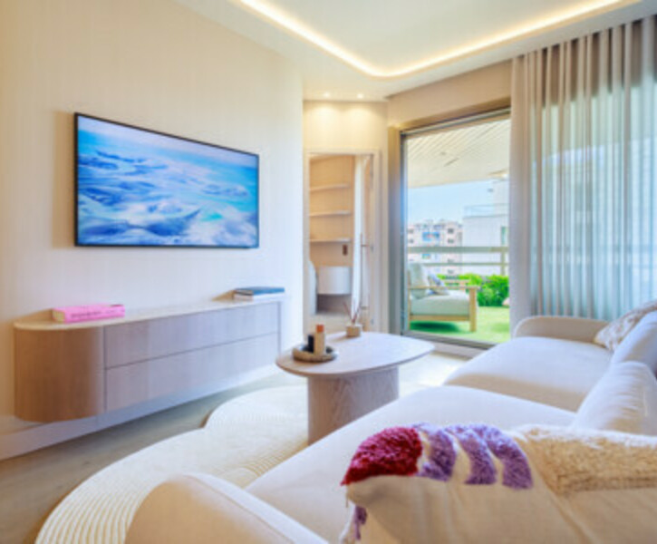 SPLENDID 2 ROOMS + OFFICE with Port and Palace View - Sold Luxuriously Furnished