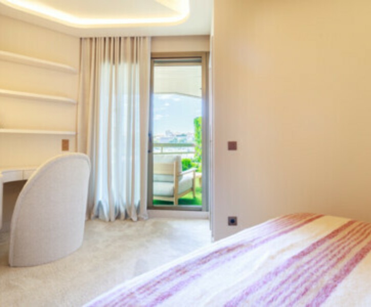 SPLENDID 2 ROOMS + OFFICE with Port and Palace View - Sold Luxuriously Furnished