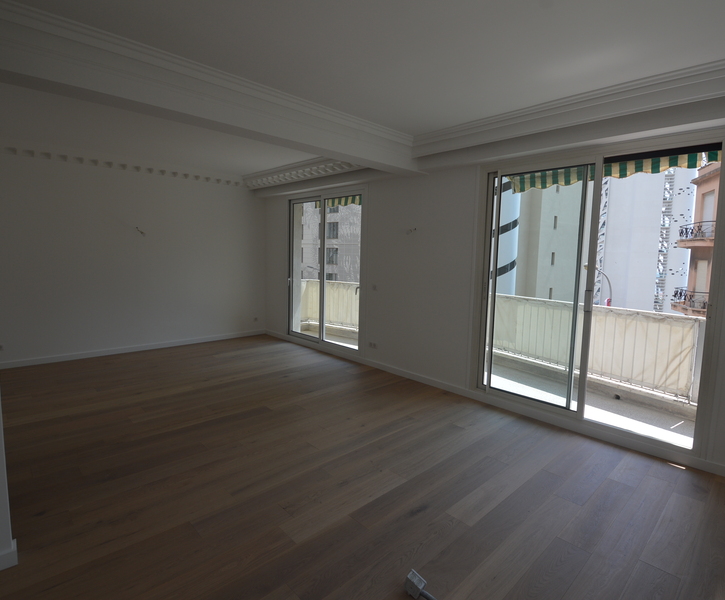 VOLUMI MOLTO BELLI PER QUESTO 4 CAMERE COMPLETAMENTE RIFATTO VISTA MARE E ROCCA