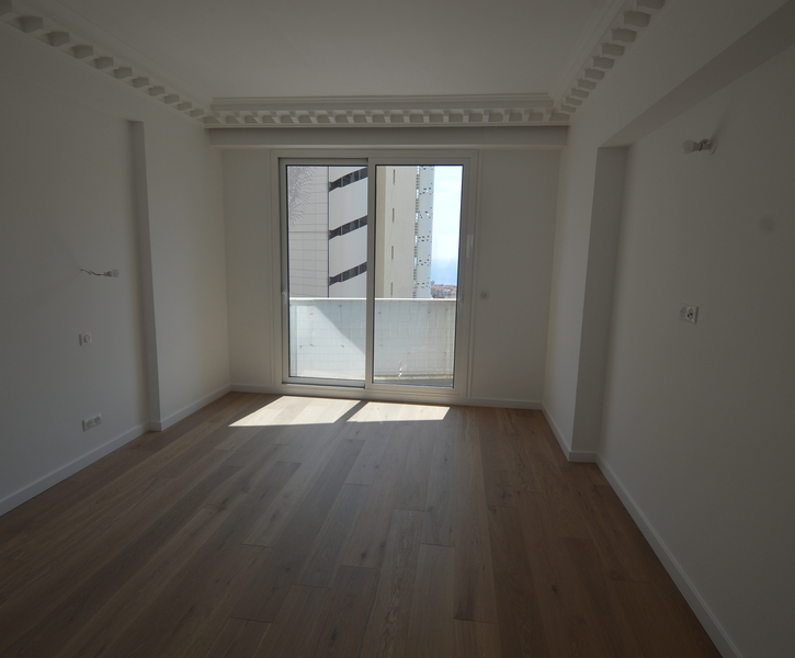 VOLUMI MOLTO BELLI PER QUESTO 4 CAMERE COMPLETAMENTE RIFATTO VISTA MARE E ROCCA