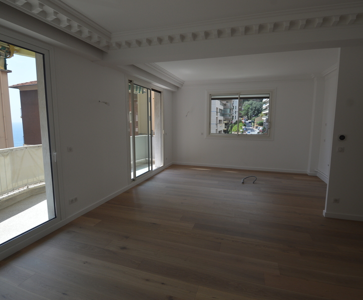 VOLUMI MOLTO BELLI PER QUESTO 4 CAMERE COMPLETAMENTE RIFATTO VISTA MARE E ROCCA