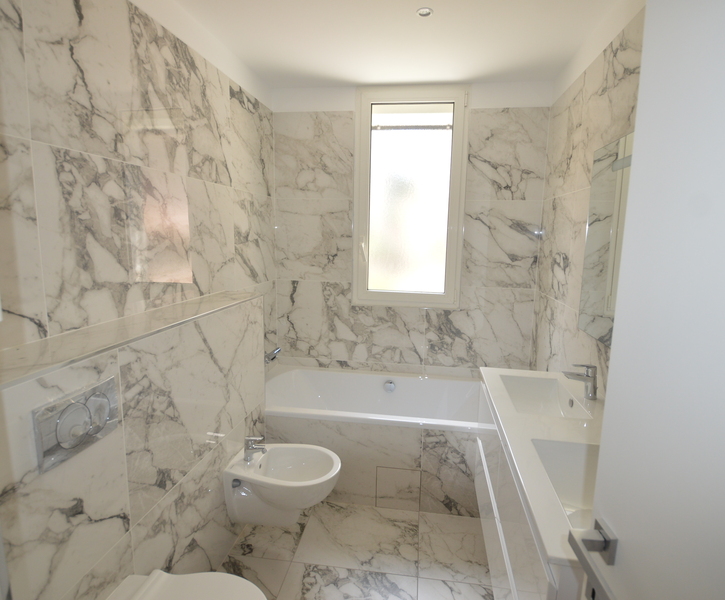 VOLUMI MOLTO BELLI PER QUESTO 4 CAMERE COMPLETAMENTE RIFATTO VISTA MARE E ROCCA
