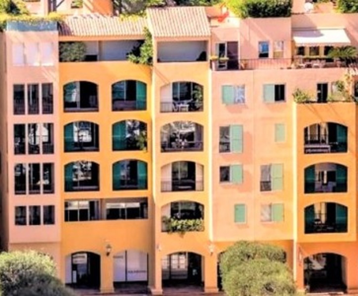 OFFICE OFFERING A BEAUTIFUL VISIBILITY in FONTVIEILLE